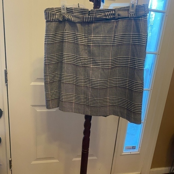 NWT PLUS SIZE KARL LAGERFELD BLACK & WHITE SKIRT SIZE 16 - Picture 5 of 6